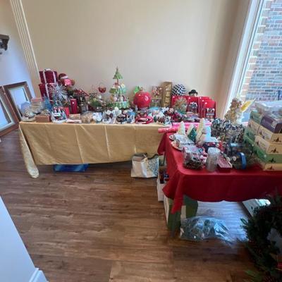 Sale Photo Thumbnail #27: LOTS of Christmas, indoor and out 