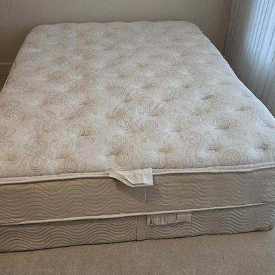 Queen Sized Simmons Beautyrest Mattress & Boxsprings
