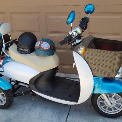 EWheels Electric Scooter (Includes 2 Helmets)