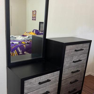 Dresser With Mirror 