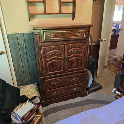 Sale Photo Thumbnail #160: Bedroom dresser