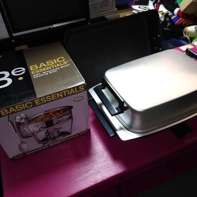Lot of two kitten items including a electric griddle