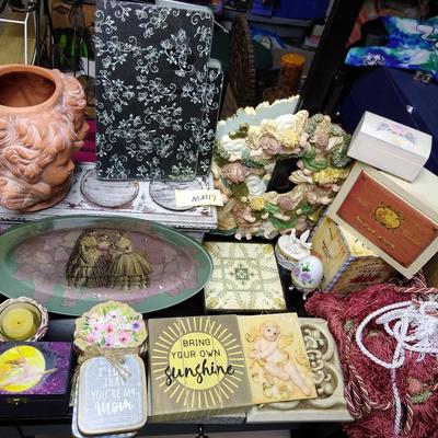 Lot of feminine decor