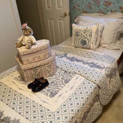 Sale Photo Thumbnail #126: Bye/white Bedding