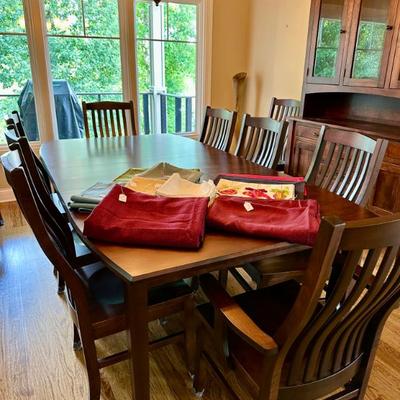 Amish table with 10 chairs, 2 leaves
