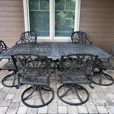 Hanamint Extendable Outdoor Table with 6 Swivel Rockers