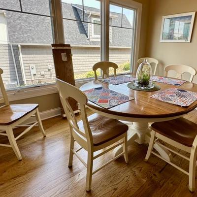 Round Kitchen table with two leaves and six chairs
