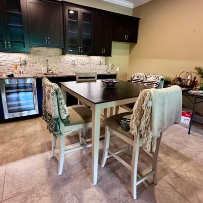 Counterheight Table with 4 stools