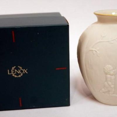Sale Photo Thumbnail #147: 1147	LENOX CHINA HERITAGE COLLECTION, COPY OF ORIGINAL KATE SEARS VASE, APPROXIMATELY 5 1/2 IN HIGH
