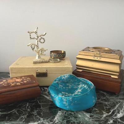 Jewelry Boxes (4), Display Pieces and Embellished Magnifier