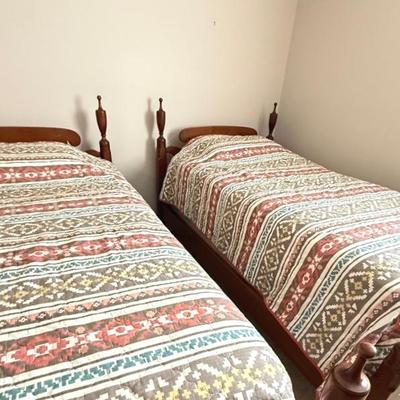 Colonial Style Twin Beds (2)