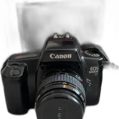 Canonn EOS 1000F 35 mm SLR Camera with Lens