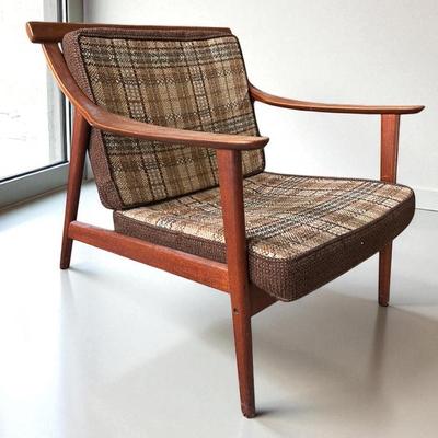 Mid Century Lounge Chair - 27x31x27.5"