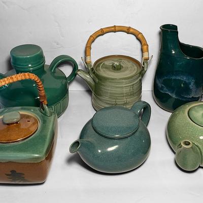 Pottery Teapots & Pitcher (LR565)