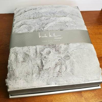 New Nicole Miller Faux Fur Throw In Box 
