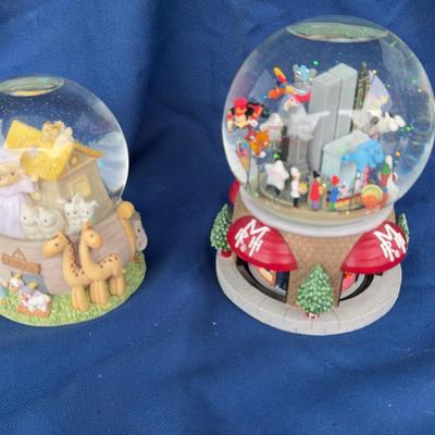 2 Snow globes 