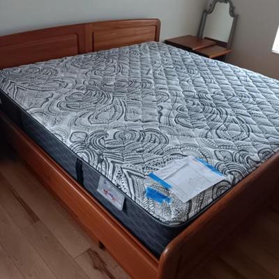 Brand New King Size Mattress (Bought January 2025