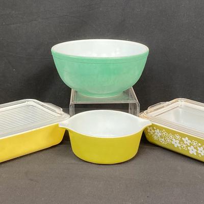 Four Vintage Pyrex Dishes