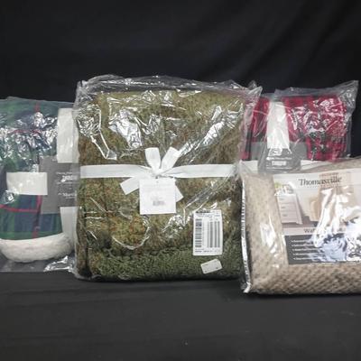 NEW 4-Piece Plush Throw Blanket Set 
