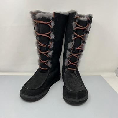 Sz 8 UGG Black Suede Winter Boots with Faux Fur Lining and Lace Up Design
