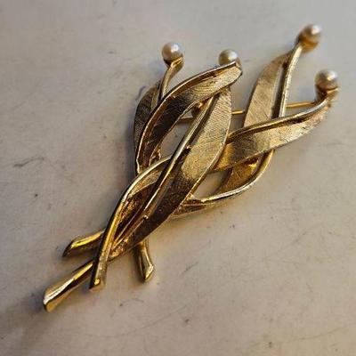 Boucher Brooch With Goldtone Stems Accented With Faux Pearls - Stunning
