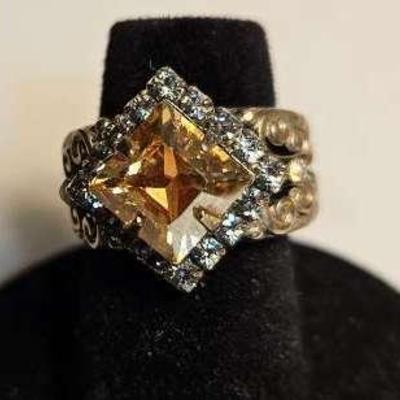 Sorrelli Ring With Bright Yellow Stone Outlined With Blue Rhinestones 