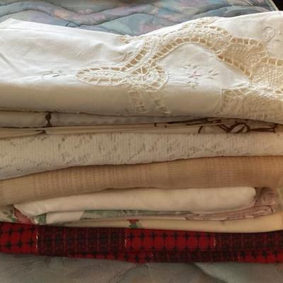 MMM145 Various Vintage Fabric Tablecloths & Napkins