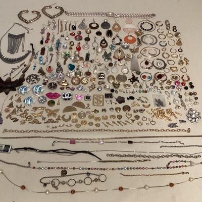 MMM089 Broken &/Or Mis-Matched Costume Jewelry For Crafting 