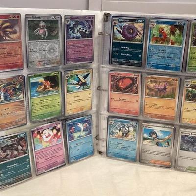 MMM073 Binder Full Of Over 700 Pokémon Trading Cards (D)