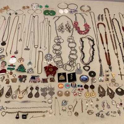 MMM090 Large Costume Jewelry Lot