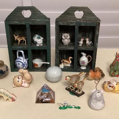 MMM202 Two Small Wooden Display Cases & Various Small Collectibles