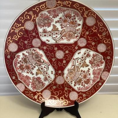 MMM098 Large Japanese Porcelain Gold Imari Plate With Wooden Plate Stand