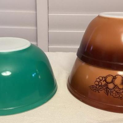 MMM075 Three Vintage Nesting Pyrex Mixing Bowls
