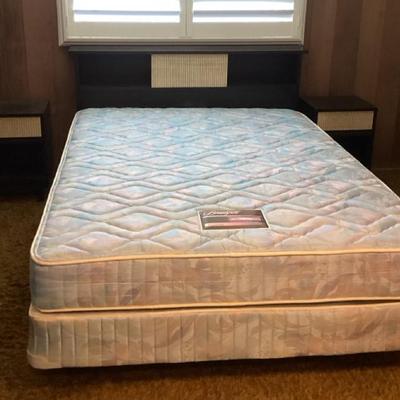 MMM133 Vintage Wooden Headboard With Two Matching Nightstands & Queen Sized Beautyrest Mattress Set