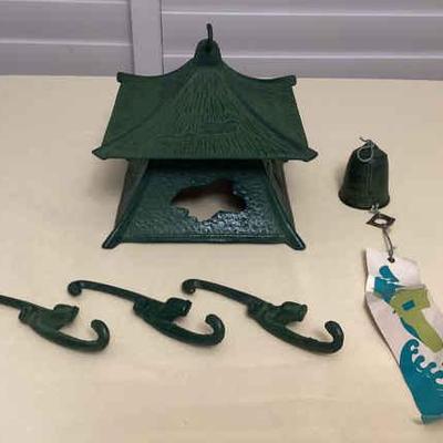 MMM213 Large Japanese Cast Iron Pagoda Wind Chime With Monkey Hangers New