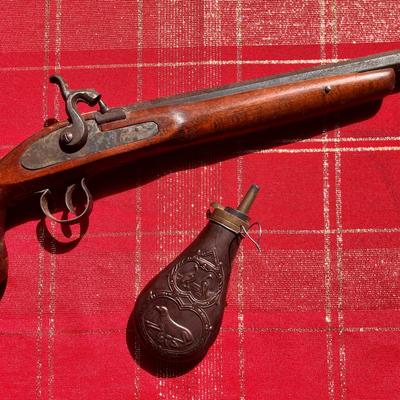 Antique Flintlock Pistol and Powder Flask Set – JB 22197