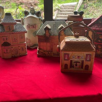 Vintage Ceramic Collectibles: Cookie Jars & Figurines