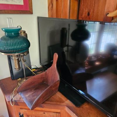 Vizio TV, Wooden Grain Scoop, Brass Lamp with Green Glass 