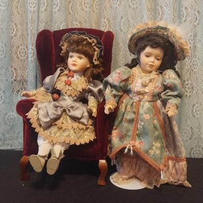 Ls1247 two cloth china doll and velvet wingback chair