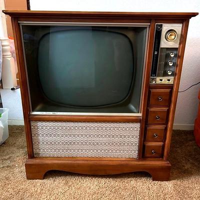 BA478 Vintage 1960’s Early American Console TV