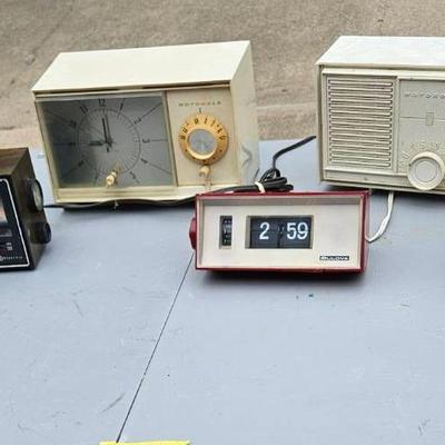 BA541Clock Radios & Retro Radios Lot

