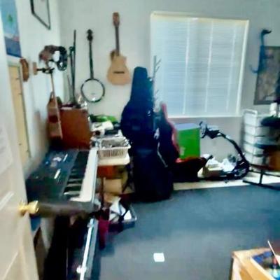 Sale Photo Thumbnail #13: Music / office room 