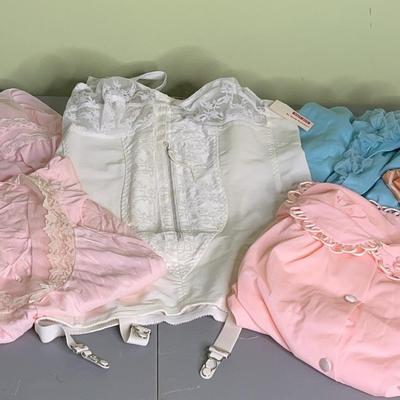 Vintage Women’s Negligés plus Girdle With Garters NWT