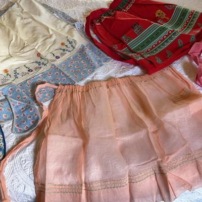 5 Vintage Aprons, Napkin Set & Tablecloth 