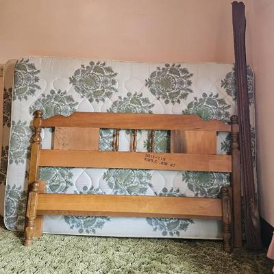 Full Size Mattress, Boxspring, Head/footboard