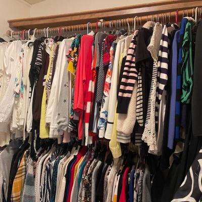 Tons of NICE clothing size small 