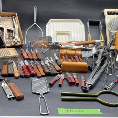 BA647 Utensils And Squirrel Nutcracker 