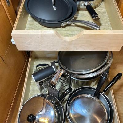 Kitchen Lot Of Pots & Pans