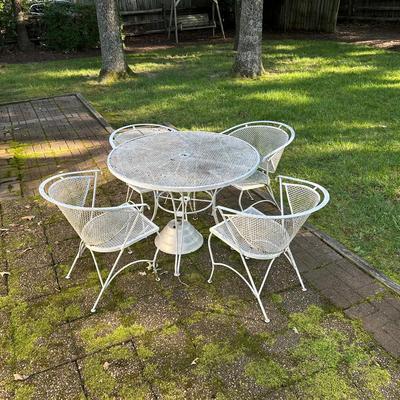 42” Wrought Iron Table With 4 Chairs And Umbrella Stand 