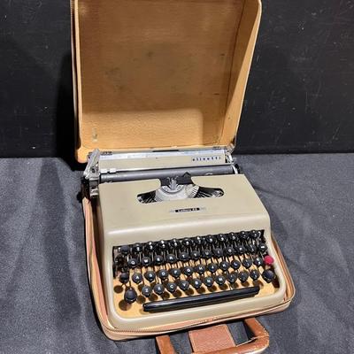 Olivetti Lettera 22 Typewriter